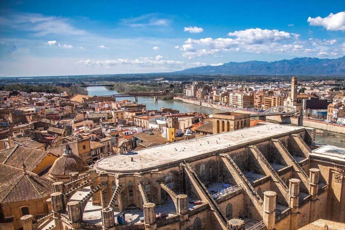 Vista panorámica de Tortosa y el río Ebro